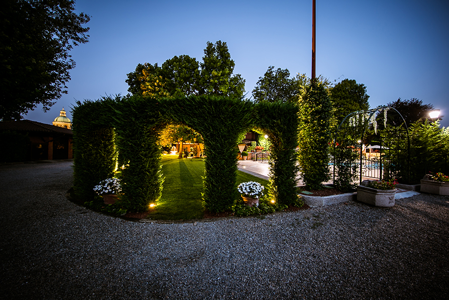 A pochi passi dal Santuario della Beata Vergine di Caravaggio, si trova il Ristorante Dè Firem Rostec ed il suo splendido parco con piscina