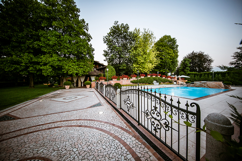 A pochi passi dal Santuario della Beata Vergine di Caravaggio, si trova il Ristorante Dè Firem Rostec ed il suo splendido parco con piscina